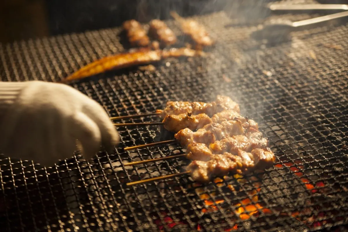 焼き鳥の始まりから現代へ：日本の大衆料理としての進化